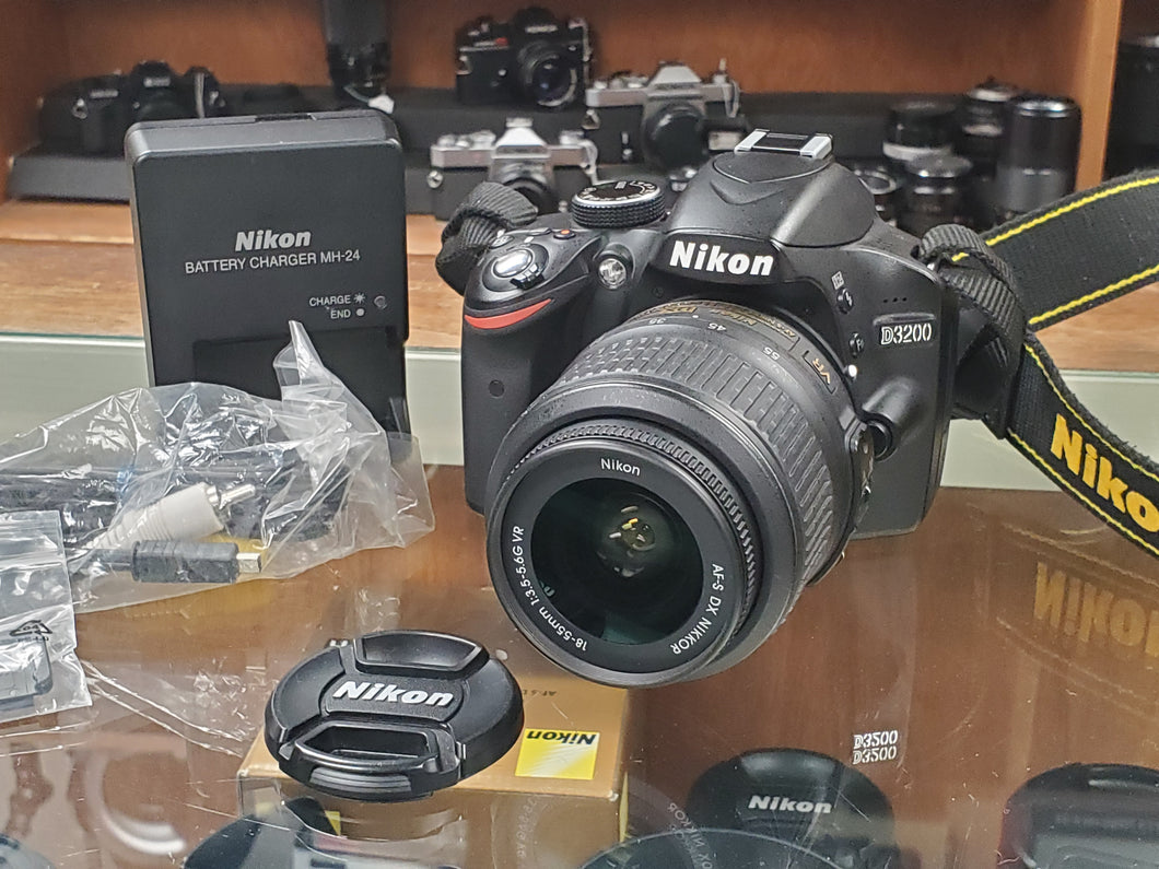 Nikon D3200 24.2MP DSLR 1080p Video, w/18-55mm VR lens, Like New Canada