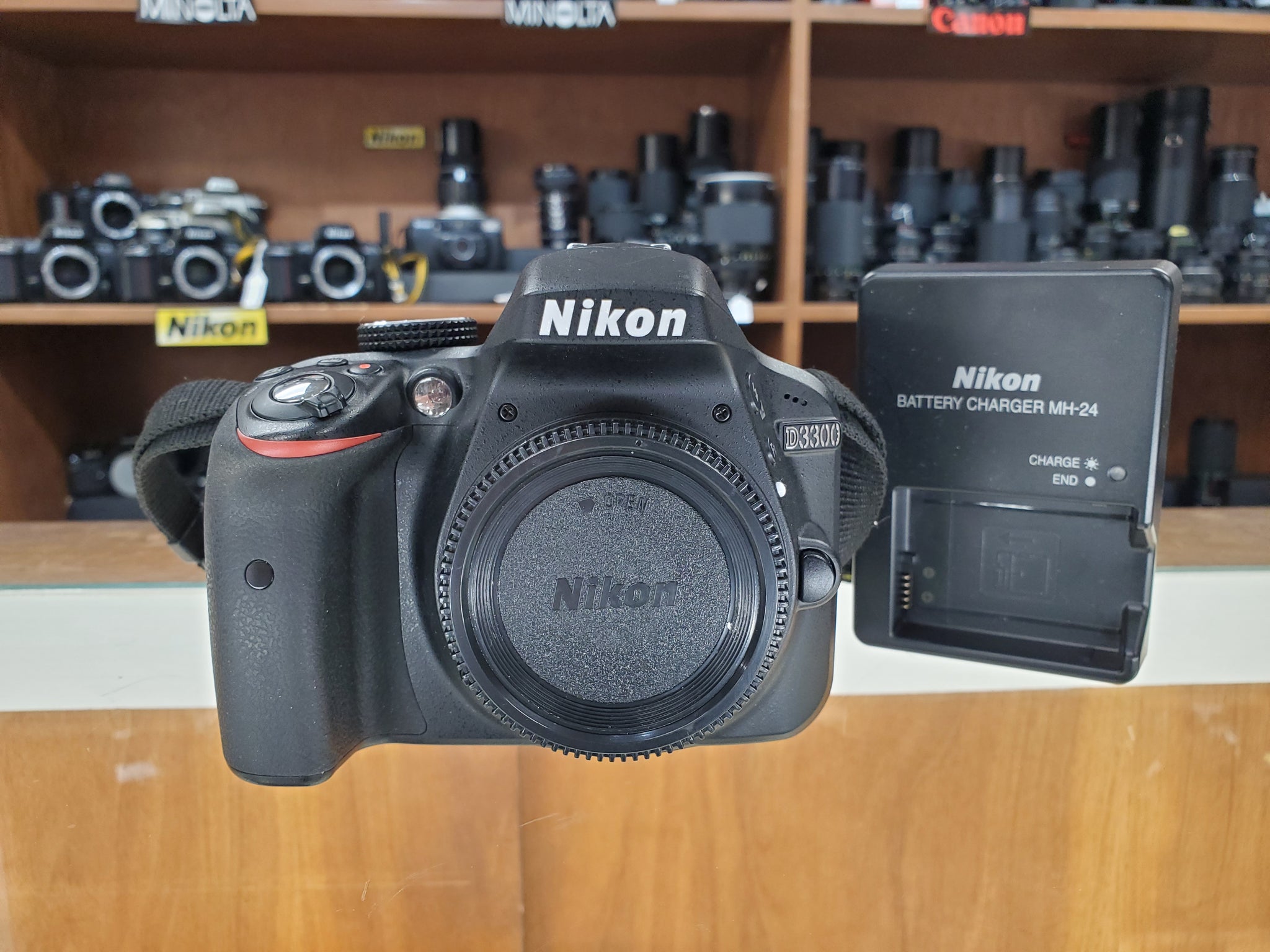Nikon D3300 24MP DSLR 1080p Video, Used Condition 9/10, Canada
