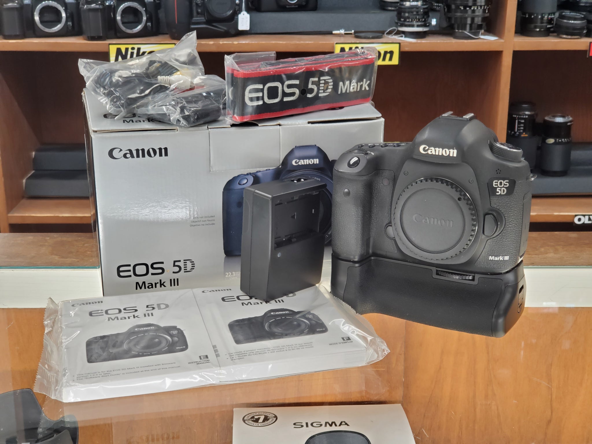 Canon 5D Mk3 Mark III, LOW Actuations, 3 Months Warranty, Battery