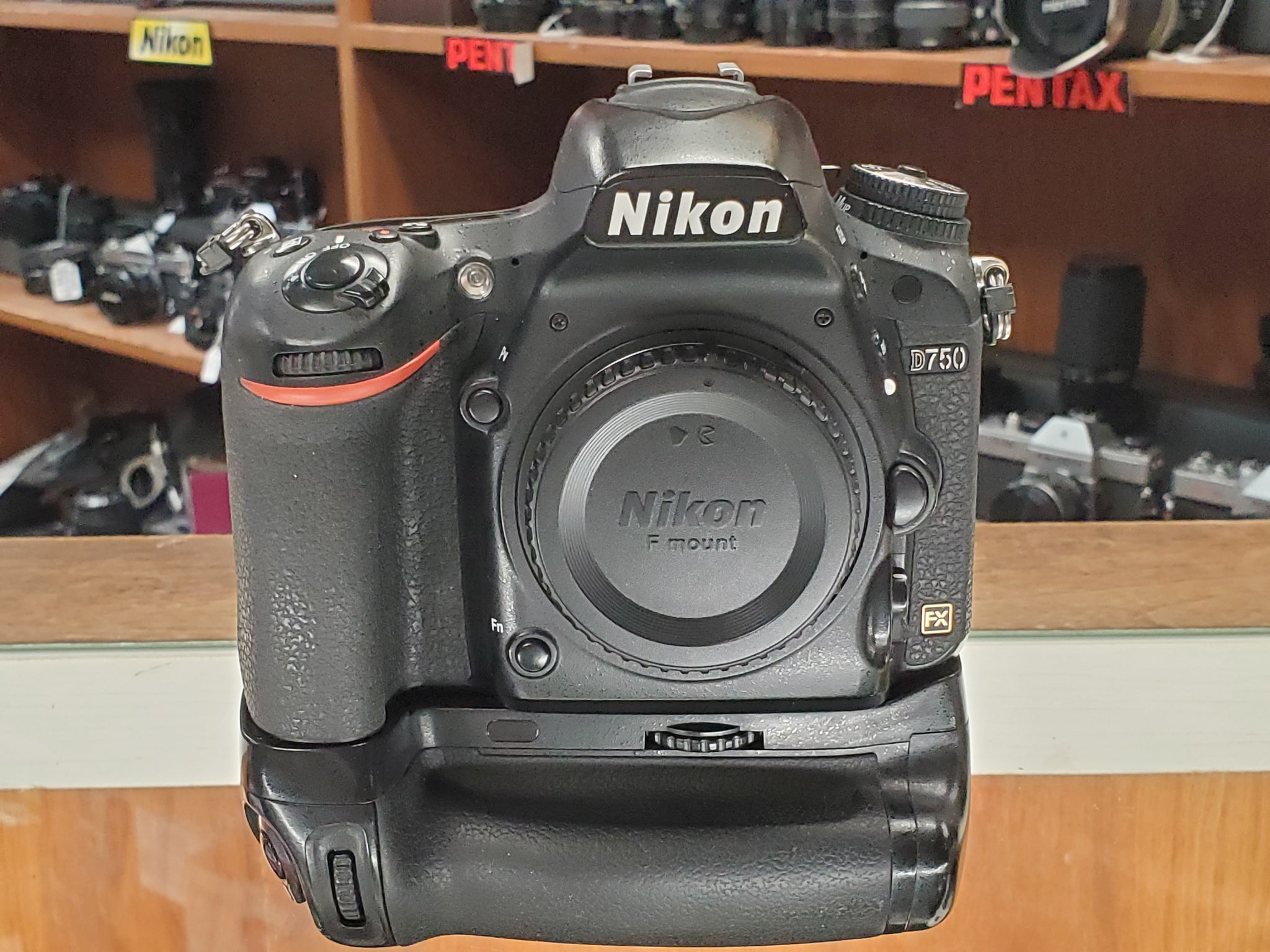 Nikon D750, Full Frame DSLR, 24.3MP, WiFi, 6.5FPS, HD Video, 9/10