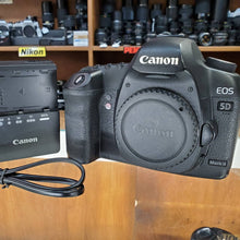 Load image into Gallery viewer, Canon 5D Mk2 Mark II, New Shutter, 21.1MP, 3 Months Warranty, Condition: 7/10, Canada - Paramount Camera &amp; Repair
